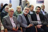 حسین دیوسالار معاون توسعه همکاری‌های علمی و فرهنگی سازمان فرهنگ و ارتباطات اسلامی،حجت الله ایوبی رئیس امور فرهنگ ورزش و گردشگری سازمان برنامه و بودجه کشور و امور بین الملل و داود عامری رئیس شورای سیاست گداری نمایشگاه و دبیر کل مجمع جهانی صلح اسلامی در افتتاح نمایشگاه عکس 40 روز شکوه مقاومت و پیروزی