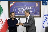 تجلیل رئیس جهاددانشگاهی از پدر دانشجوی شهید علی ناظم