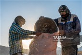جمع آوری کاه توسط دامداران در لرستان