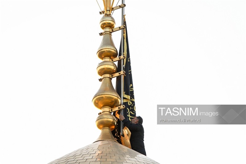 اهتزاز پرچم عزا بر گنبد منور حضرت فاطمه معصومه(س)+ عکس حضرت معصومه (س) , اخبار قم ,