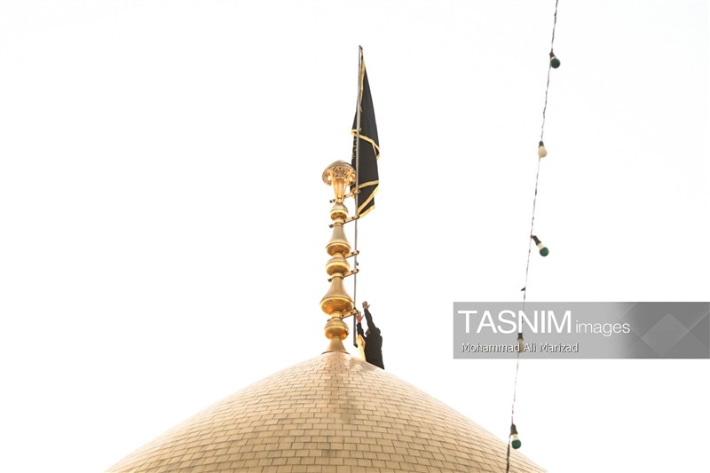 اهتزاز پرچم عزا بر گنبد منور حضرت فاطمه معصومه(س)+ عکس حضرت معصومه (س) , اخبار قم ,