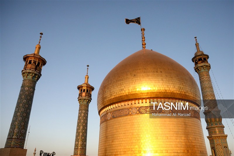 اهتزاز پرچم عزا بر گنبد منور حضرت فاطمه معصومه(س)+ عکس