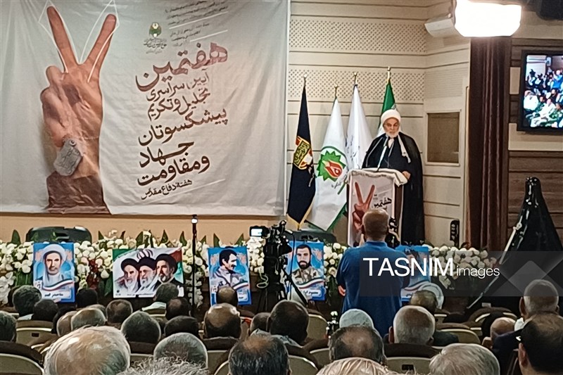 شهدا الگوهای ماندگار ایثار، احترام و فداکاری در جامعه هستند