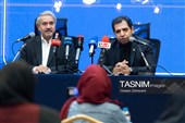 آرمان خورسند، رئیس مرکز امور بین‌الملل و کنوانسیون‌های سازمان حفاظت محیط زیست  و احمدرضا لاهیجان‌زاده معاون محیط‌زیست دریایی و تالاب‌های سازمان حفاظت محیط زیست کشور در نشست خبری اجلاس کاپ 7