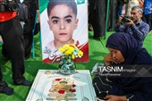 حضور خانواده شهدا و  دانش‌آموزان مینابی بر سر مزار شهدای مدرسه شجره طیبه  در آستانه شروع سال تحصیلی