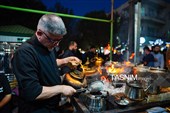 خدمت رسانی به زائران در خیابان‌های اطراف حرم