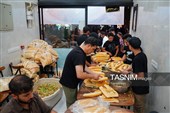 خدمت رسانی به زائران در خیابان‌های اطراف حرم
