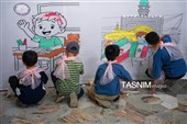 رنگ آمیزی دیوارنگاره توسط کودکان جهان اسلام یادبود شهدای مدرسه میناب