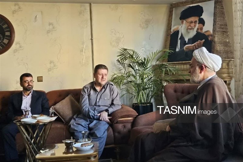 دیدار نماینده ولی‌فقیه در کردستان با خانواده شهید بهنام قادرخان‌زاده