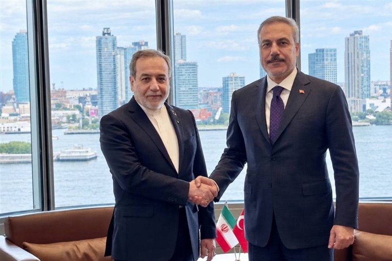 عراقچی: پیامد نقض تفاهم از سوی آمریکا کل جهان را تحت تاثیر قرار می‌دهد وزیر خارجه ایران در دیدار با همتای ترکیه‌ای گفت: پیامد نقض تفاهم از سوی آمریکا جهان را تحت تاثیر قرار می‌دهد. 33 دقیقه پیش